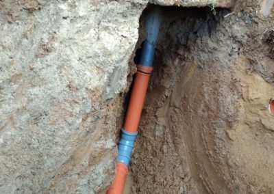 Ввод ПНД трубы от скважины в дом в утеплителе типа тилит, канализационной трубе и внутренним греющим кабелем