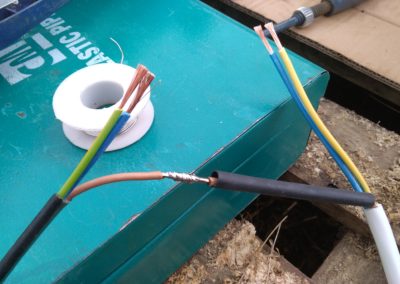 пайка проводов при наращивании кабеля скважинного насоса.